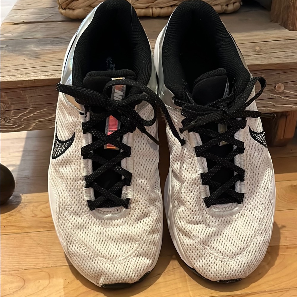 Wmns Legend Essential 3 Next Nature Premium 'White Black Iridescent'